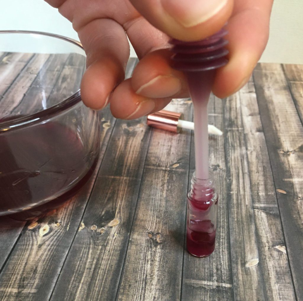 Filling lip gloss tube with lip gloss base