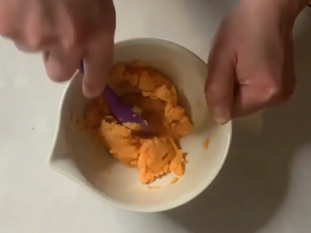 mixing mica powder into bubble bar