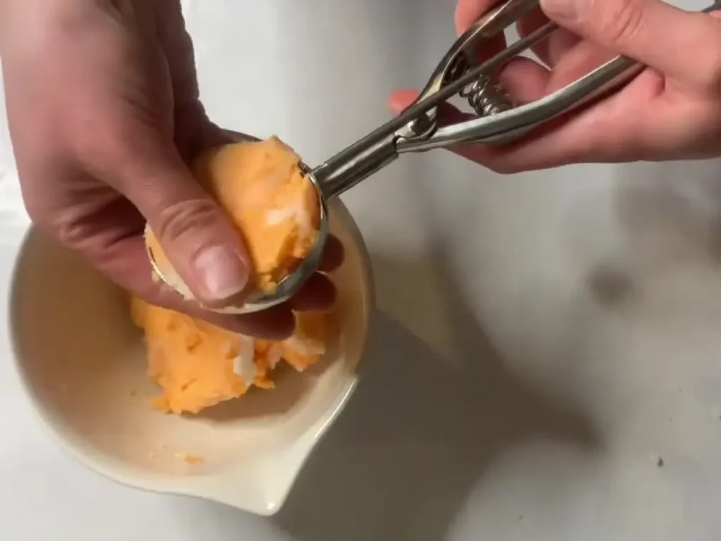 packing bubble bar mix into ice cream scoop to keep shape