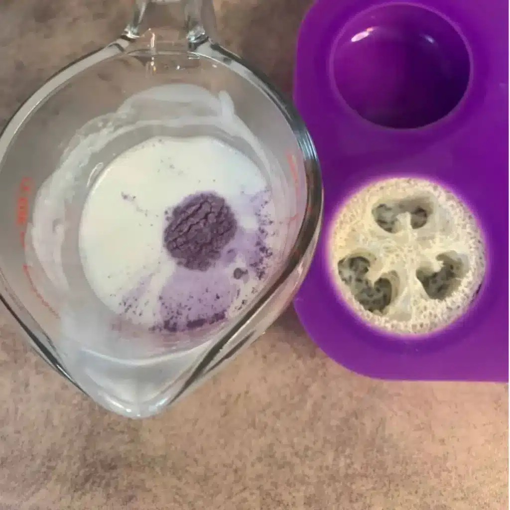 adding mica powder into soap base for luffa soap
