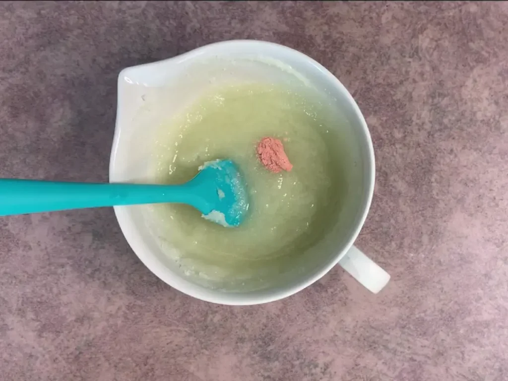 putting mica powder in sugar scrub