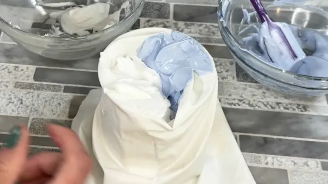 how to put two colors into one piping bag for swirl effect