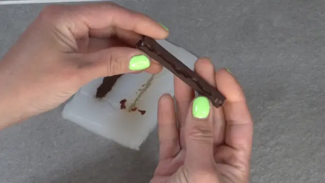 making cinnamon stick wax embed
