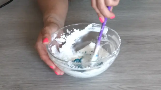 adding mica powder to whipped sugar scrub