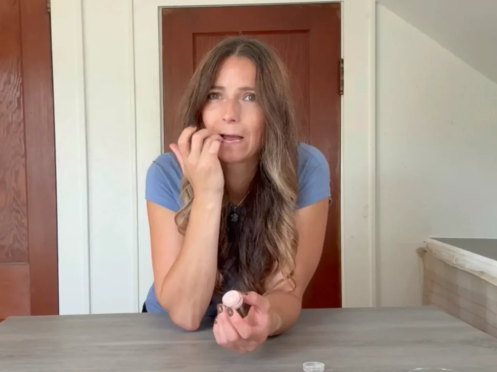 summer rain (Jami) applying lip mask