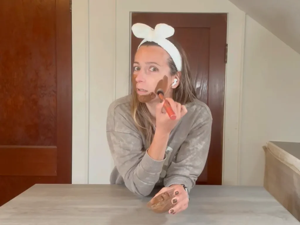 jami applying face mask